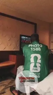 Vize alamadığı için Kanada'ya gidemeyen Senegal'in foto muhabiri Sidy Talla, Dünya Kupası maçını ABD'deki otel odasında televizyondan takip etti