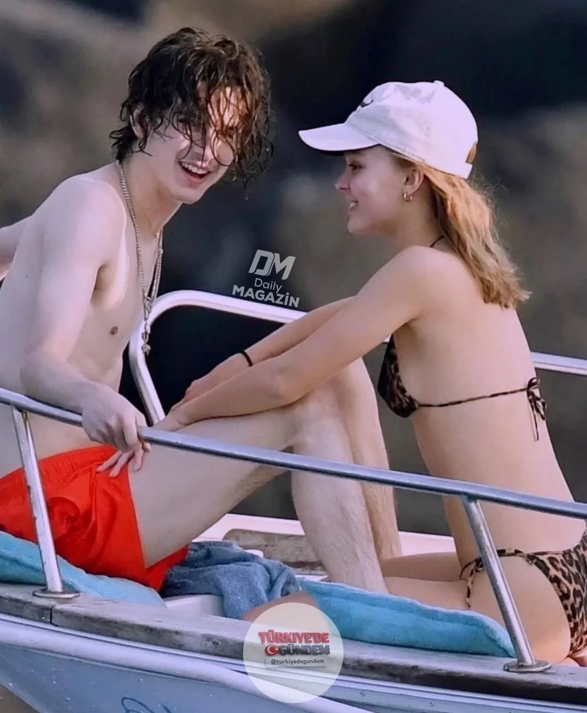 Hollywood'un genç yıldızları Timothée Chalamet ve Lily-Rose Depp, teknedeki romantik anlarıyla sosyal medyada gündem oldu.