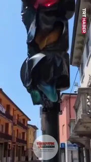 İtalya ve Almanya'da hava sıcaklıklarının 40 dereceye yaklaşmasıyla birlikte trafik ışıkları sıcaktan eridi.