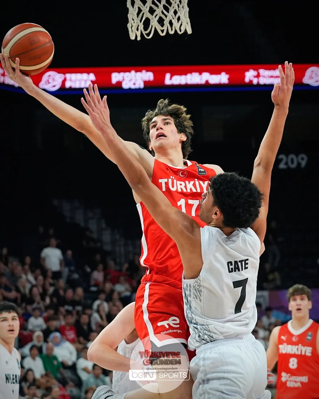 17 Yaş Altı Basketbol Milli Takımımız, FIBA 17 Yaş Altı Dünya Kupası'nda Yeni Zelanda karşısında 25 sayı geriye düşmesine rağmen iki uzatma sonunda galibiyete uzandı! Türkiye 112-100 Yeni Zelanda