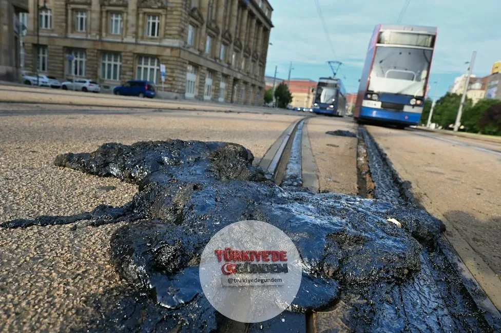 Almanya'nın Leipzig kentinde aşırı sıcaklar nedeniyle raylardaki dolgu malzemeleri eridi; kent genelindeki tüm tramvay seferleri durduruldu.