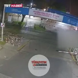Arjantin'de bir trenin otomobille çarpışması sonucu sürücü hayatını kaybetti.