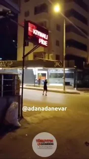 SİLAHLI SALDIRI | Adana'da haraç vermediği iddia edilen bir tatlıcı dükkanı sahibi, üçüncü kez silahlı saldırıya uğradı. Saldırıyı kayıt altına alan şüphelilerin yakalanması için çalışmalar sürüyor.