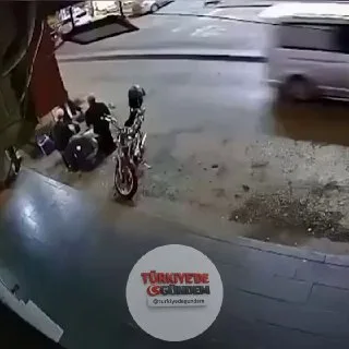 Kırıkkale'de bir araç kontrolden çıkıp kokoreç tezgahına, yayalara ve park halindeki araca çarpması sonucu 5 kişi yaralandı