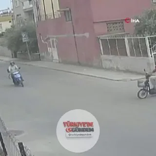Mersin'in Tarsus ilçesinde iki motosikletin kavşakta çarpışması sonucu biri çocuk 3 kişi yaralandı. Çarpışmanın şiddetiyle sürücülerden birinin kaskı başından fırlarken, kaza anı güvenlik kameralarına saniye saniye yansıdı.