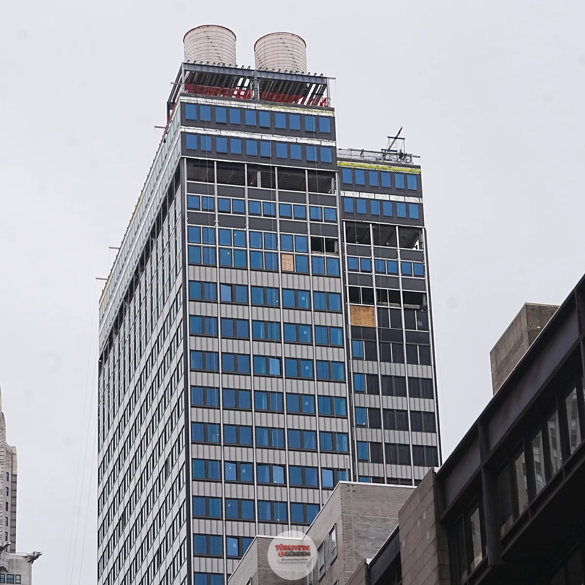 New York'ta 37 katlı bir binanın çökme riski nedeniyle yollar trafiğe kapatıldı.