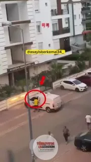 Antalya'da bir sürücü, tartıştığı kişiyi aracıyla sürgülü kapıya sıkıştırdı.