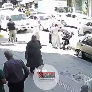 Zonguldak'ta karıştığı kaza sonrası tartıştığı kadın sürücüye dikiz aynasıyla saldıran şahıs, çevredekiler tarafından darp edilince bir dükkana sığındı. Şahıs, linç edilmekten polis ekipleri tarafından kurtarıldı.