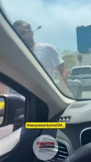 Antalya'da trafikte tartıştığı sürücünün aracından inerek küfürler savuran taksici, karşı tarafın telefonuna vurdu. Saldırıya uğrayan sürücü, taksici hakkında şikayetçi oldu.