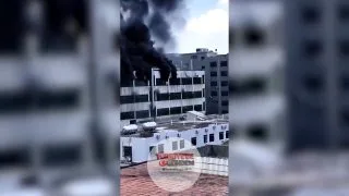 UYARI: RAHATSIZ EDİCİ İÇERİK. Çin'in güneydoğusundaki bir ayakkabı fabrikasında çıkan yangında en az 28 kişi hayatını kaybetti. Devlet haber ajansı Xinhua'nın aktardığına göre, çok katlı binayı saran alevler nedeniyle işçiler çatıda mahsur kaldı.
