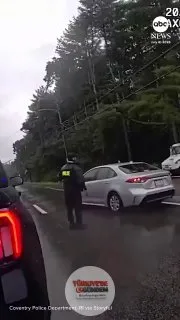 Rhode Island'ın Coventry kentinde, daha önce meydana gelen bir trafik kazasının olduğu bölgede, bir otomobilin kopan elektrik hatlarının üzerinden geçmesi sonucu yaşanan patlama, bir polis memurunun vücut kamerasına yansıdı.